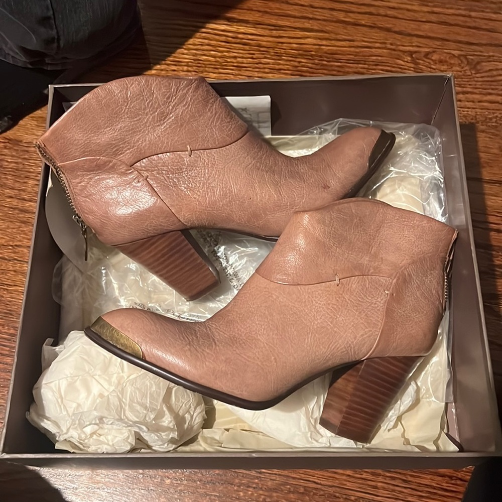 Stone leather ankle boot in box. B Makowsky brand size 6